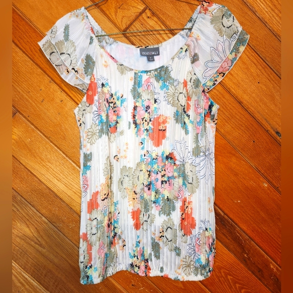 Roz & Ali small pleated flutter sleeve floral blouse